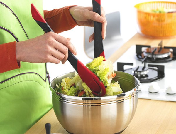 mastrad-red-black-salad-tongs