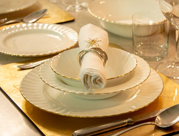 khay-lot-ban-an-son-mai-mau-vang-ong