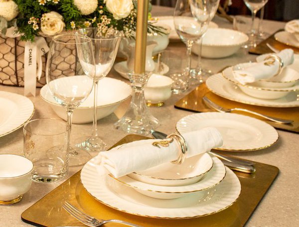 khay-lot-ban-an-son-mai-mau-vang-ong